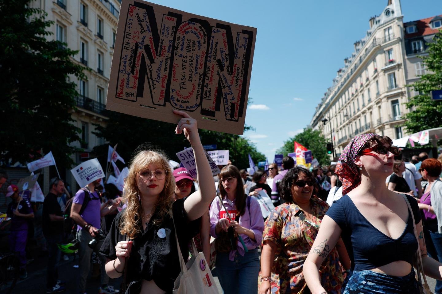 Em Paris, centenas de pessoas participam de uma marcha feminista da noite, cuja proibição foi suspensa no último momento