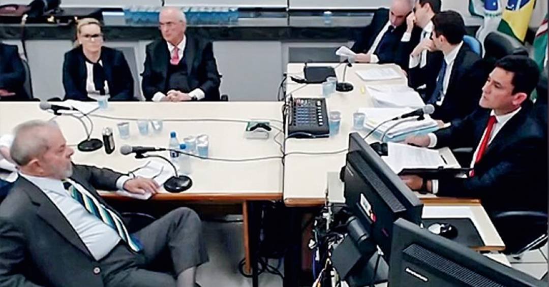 Enquanto Bolsonaro parte para cima do STF, aliados...