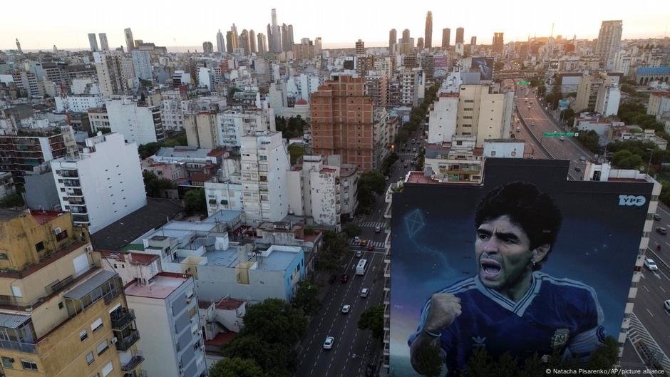 Equipe Médica de Maradona em julgamento pela morte de Futebol Star - DW - 11/11/2025