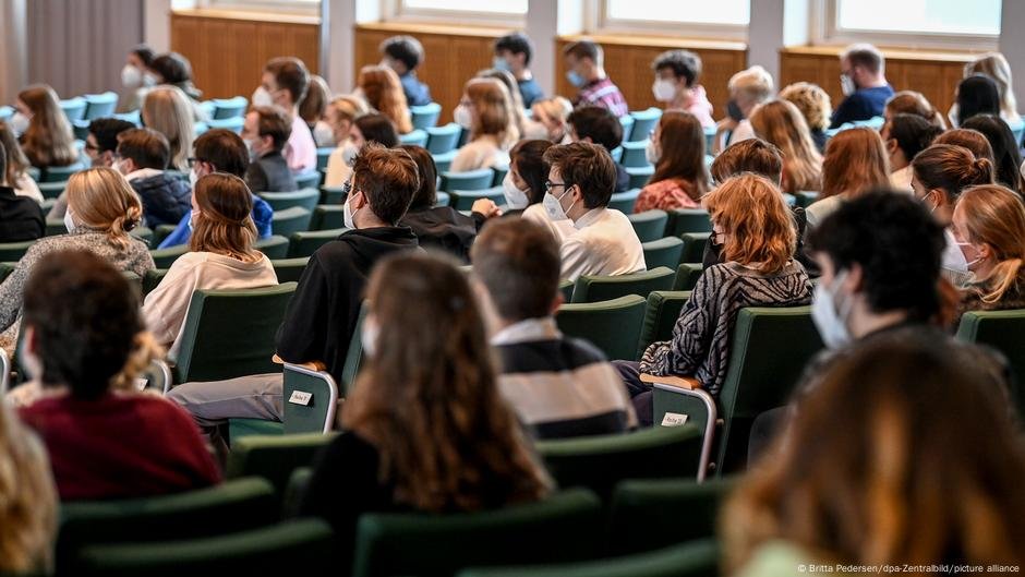 Estudantes internacionais 'trazem bilhões para a Alemanha' - DW - 24/03/2025