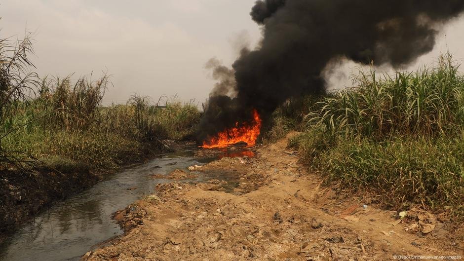 Explosão relatada em um dos maiores oleodutos da Nigéria - DW - 18/03/2025