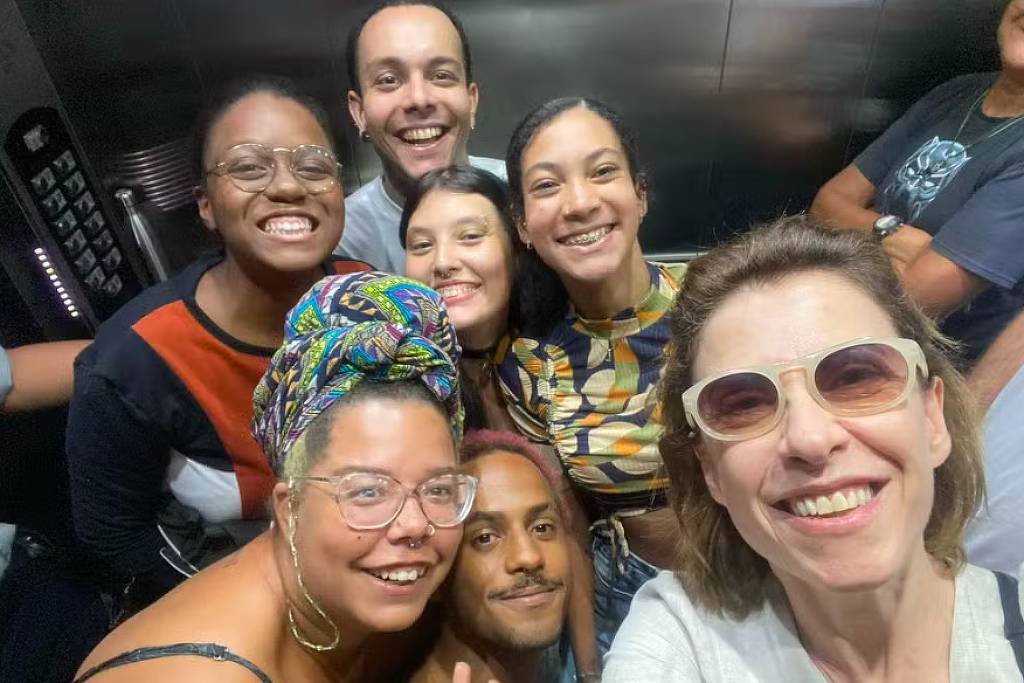 Fernanda Torres causa alvoroço na UERJ - 15/03/2025 - Celebridades