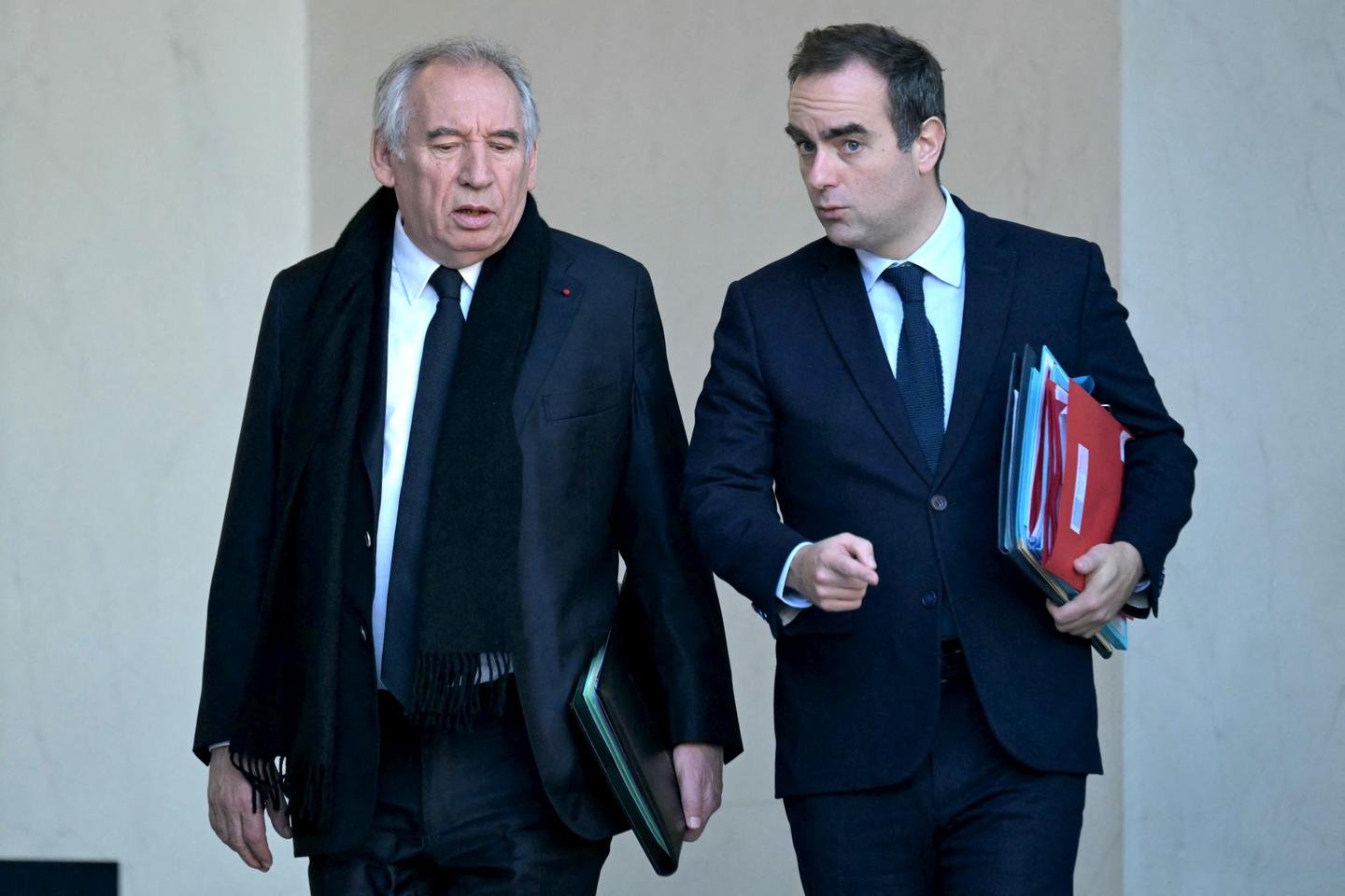 François Bayrou tenta impor suas prerrogativas à defesa contra Sébastien Lecornu