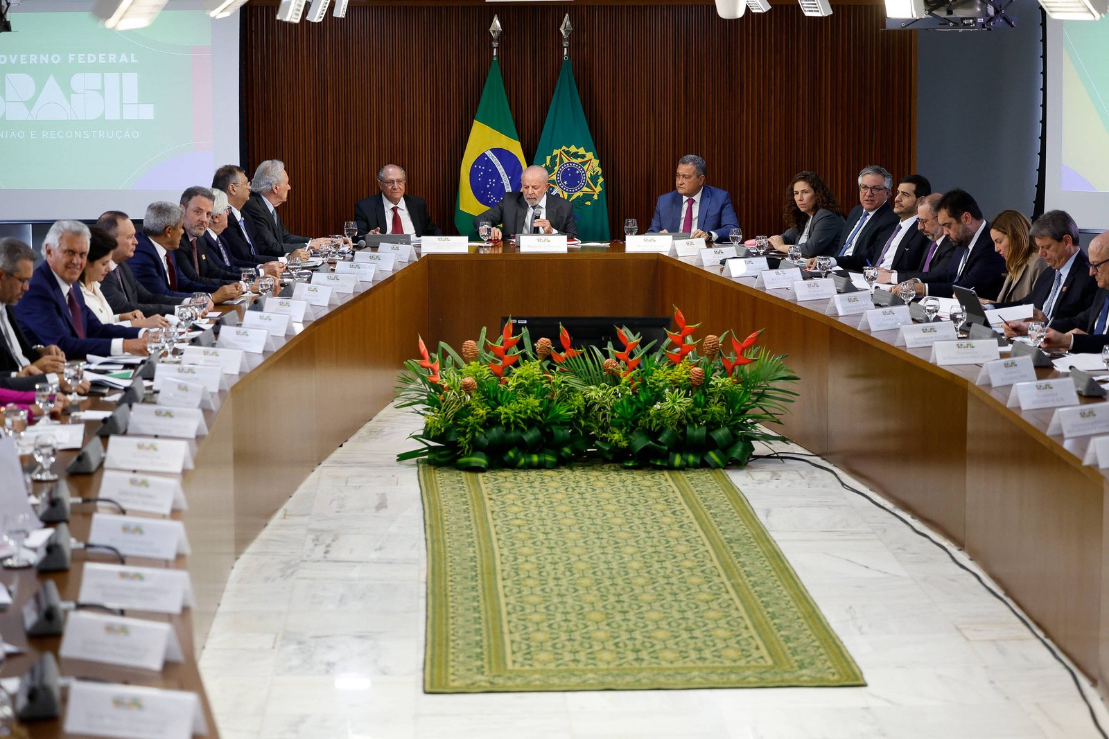 Gasto com pessoal passa limite de alerta em 12 estados - 07/03/2025 - Mercado