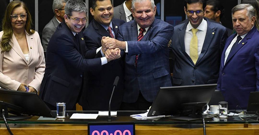 Governo Lula começa a liberar bônus ao Congresso p...