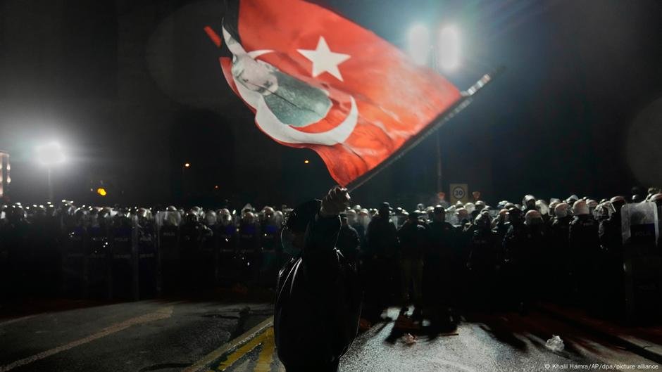 Grandes multidões com manifestação como imamoglu aparece no tribunal - DW - 23/03/2025