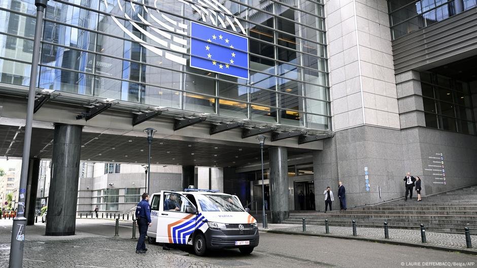 Huawei da China suspeita de suborno no Parlamento da UE - DW - 13/03/2025