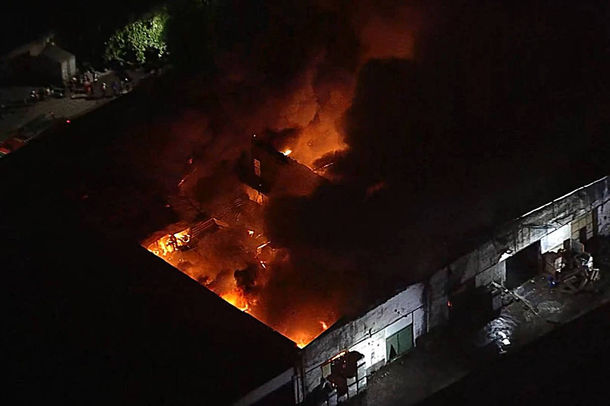 Incêndio atinge galpão no centro do Rio - 07/03/2025 - Cotidiano
