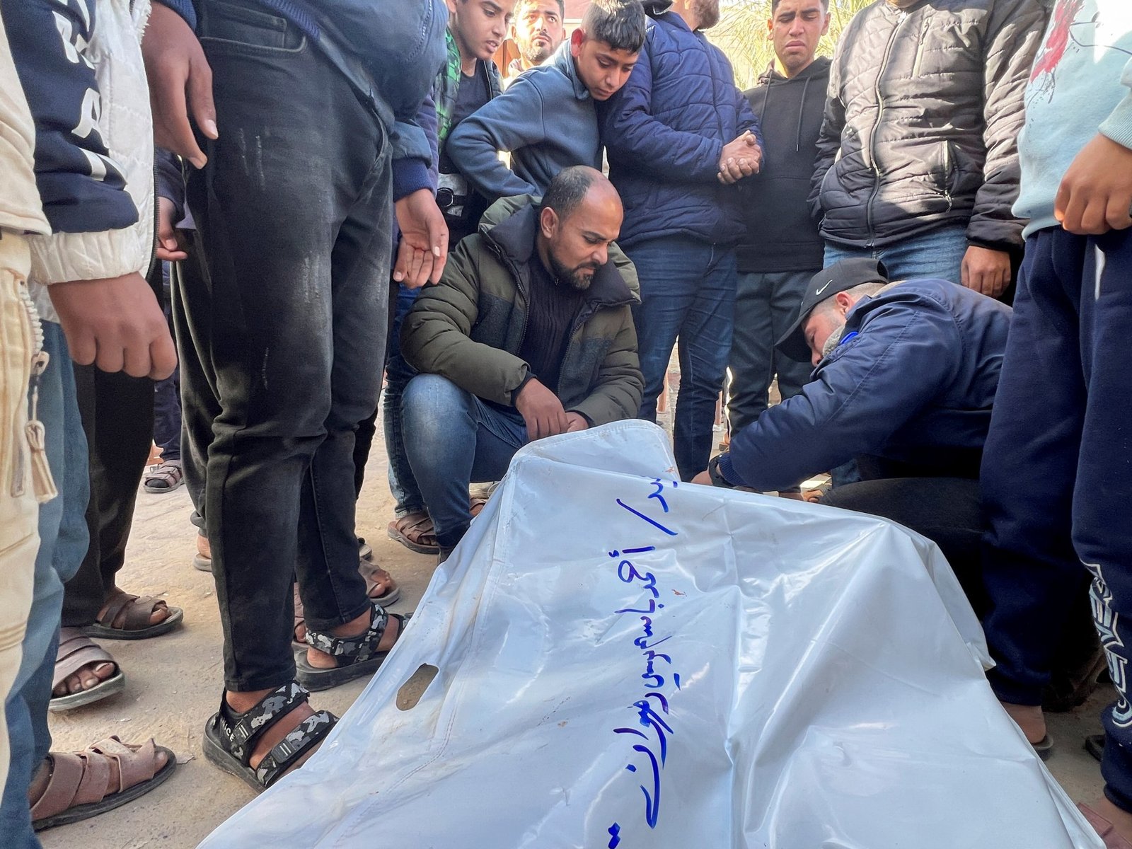 Israel continua ataques aéreos em Gaza, matando 14 palestinos durante a noite | Notícias de conflito de Israel-Palestina