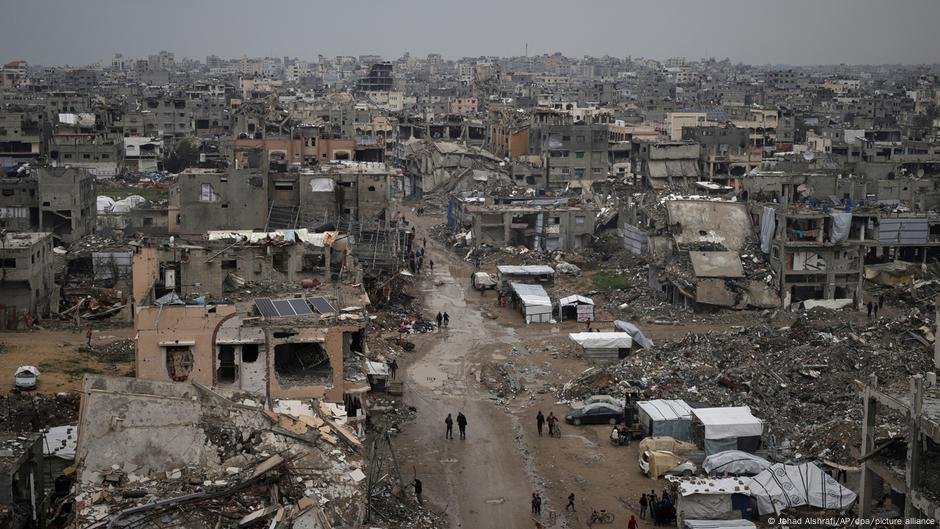 Israel realiza greves em Gaza - DW - 18/03/2025