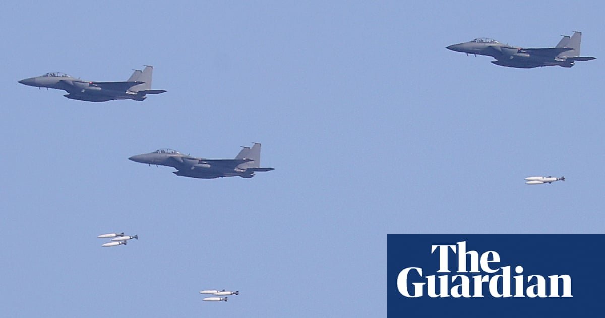 Jato de caça acidentalmente vila, ferindo 15, durante a Coréia do Sul. Coréia do Sul