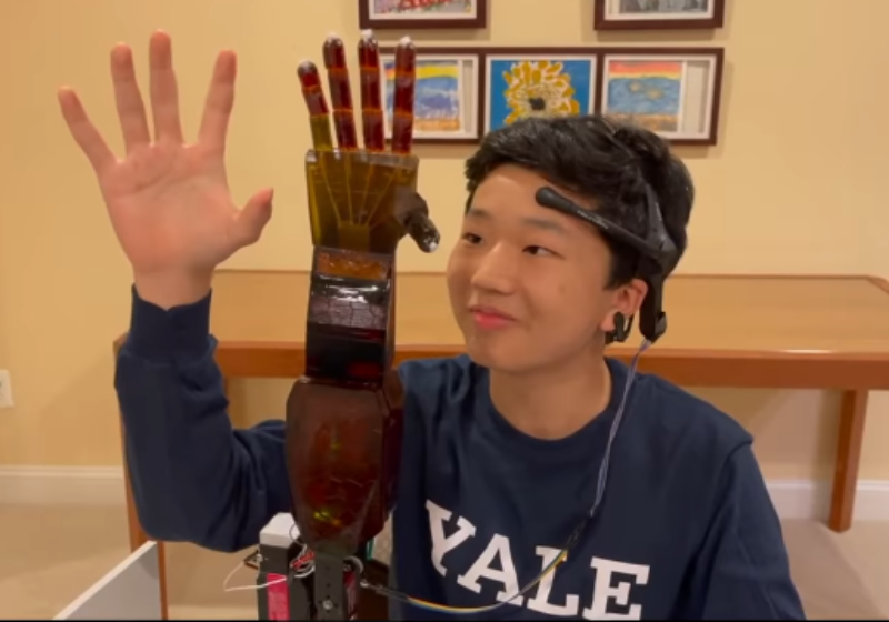 Héctor Narváez é um idoso para lá de determinado que foi aprovado na Universidade de Alba, no Chile, aos 75 anos para cursar medicina veterinária. - Foto: AS