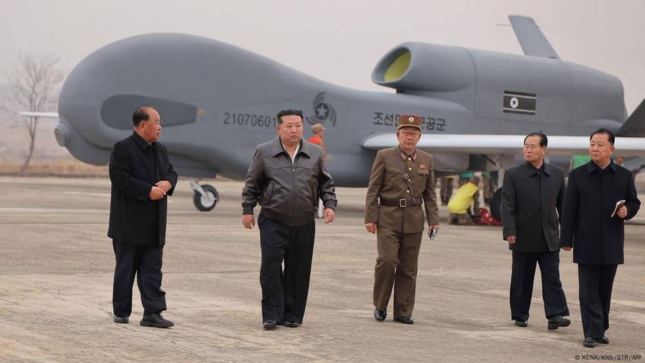 Kim Jong Un supervisiona os testes de Drones de Suicídio de AI - DW - 27/03/2025