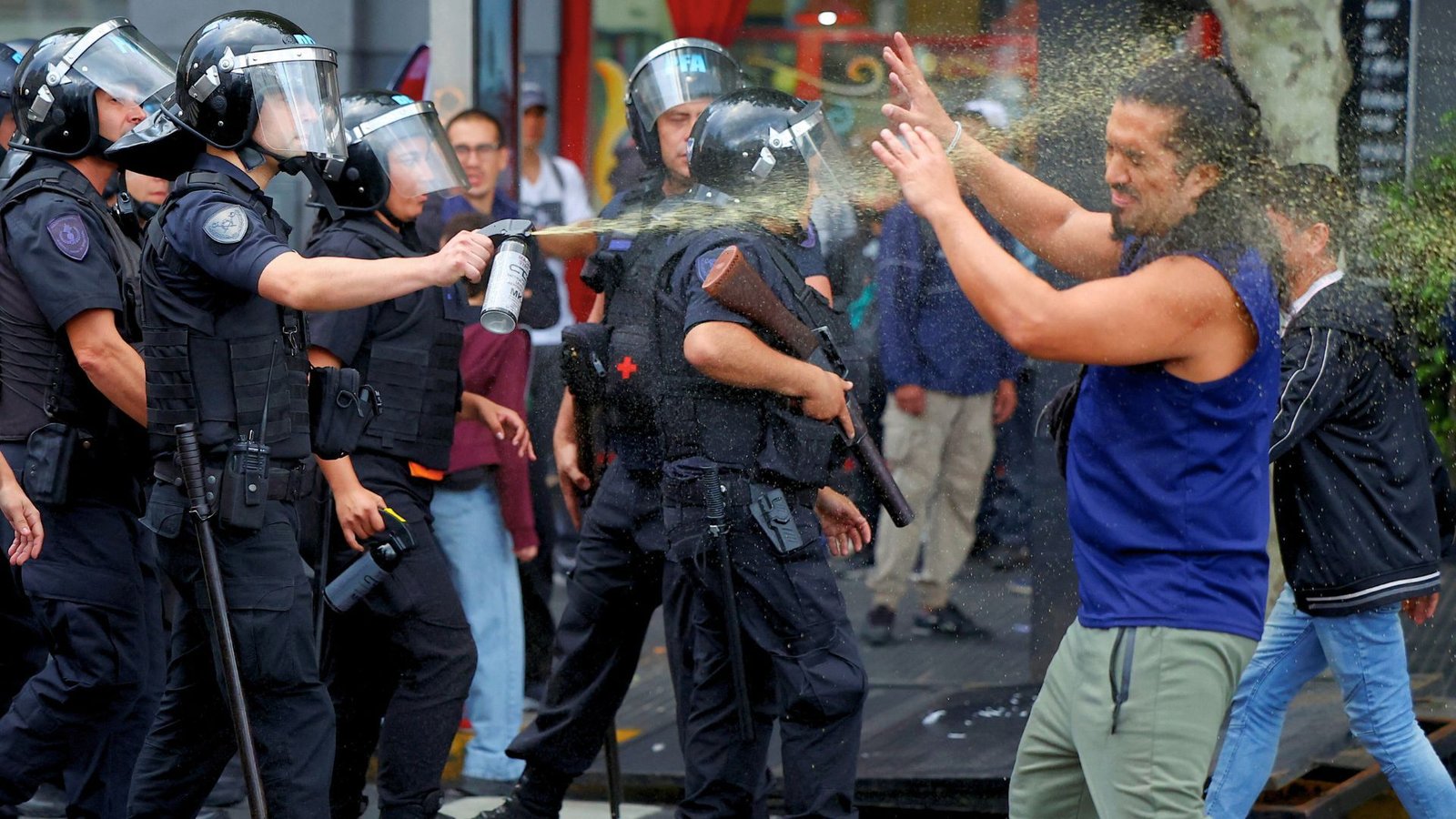Lesões, prisões na Argentina como fãs de futebol, aposentados se chocam com a polícia | Notícias de protestos