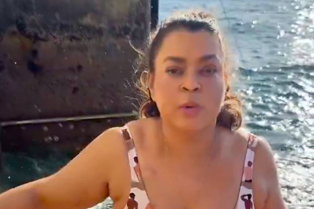 Liberada pelos médicos, Preta Gil mergulha no mar da Bahia - 05/03/2025 - Celebridades