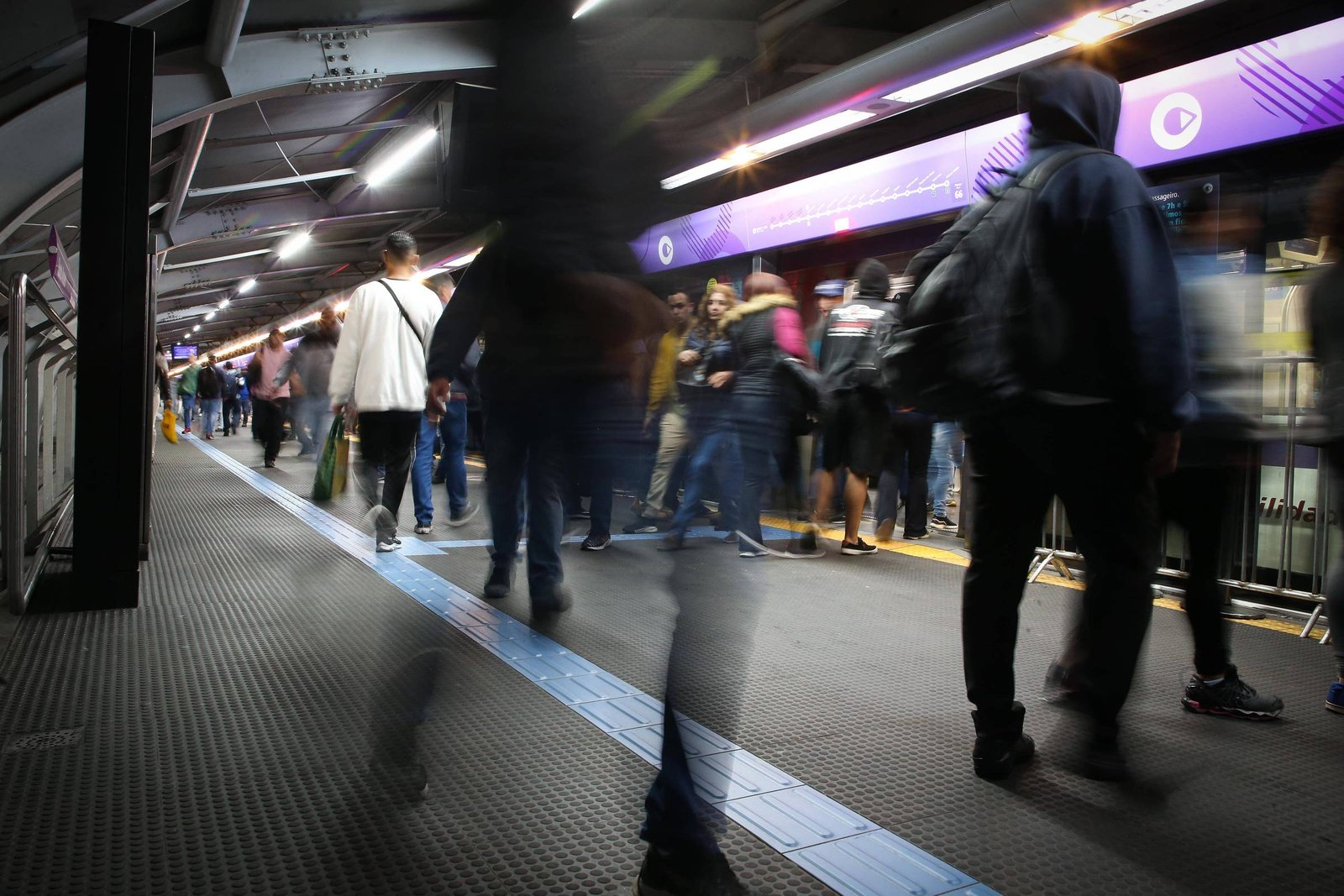 Linha 5-lilás, do metrô de SP, fica uma hora paralisada - 03/03/2025 - Cotidiano