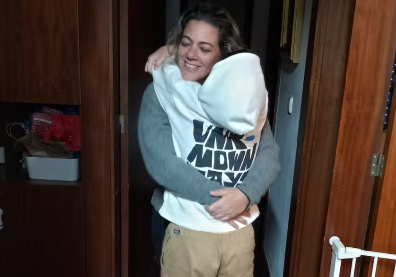 Ajude na vaquinha da Joana, mãe que foi abandonada pelo marido e está sendo ameaçada despejo, junto com o filho Cauã, que tem paralisia e foi internado. A família mora em Fortaleza (CE). - Foto: arquivo pessoal