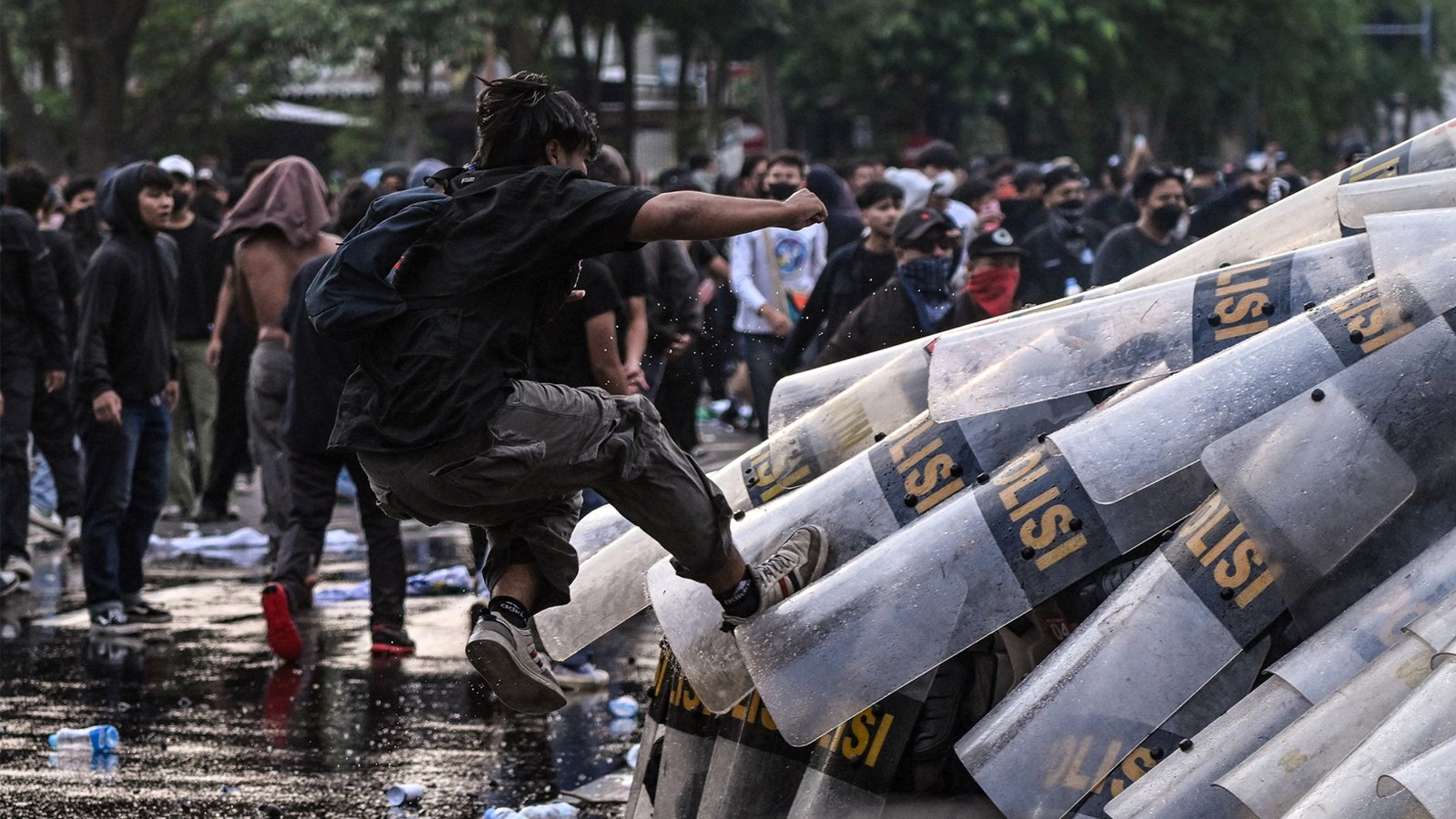 Manifestantes contra a lei militar da Indonésia se chocam com a polícia