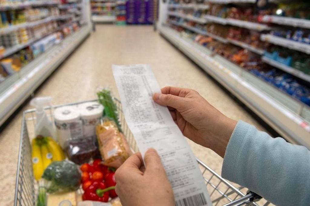 Menos comida fora: o raio-X da queda do poder de compra - 06/03/2025 - Mercado