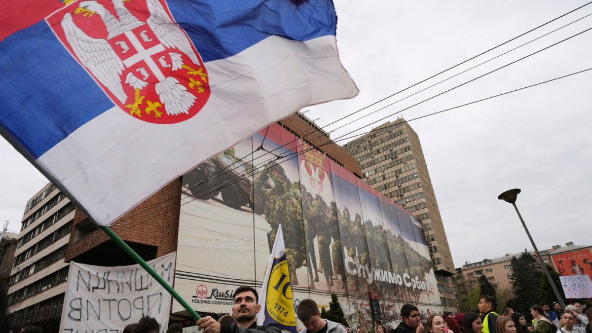 Milhares de pessoas se reúnem na Sérvia contra o projeto imobiliário do genro de Trump | Notícias de protestos