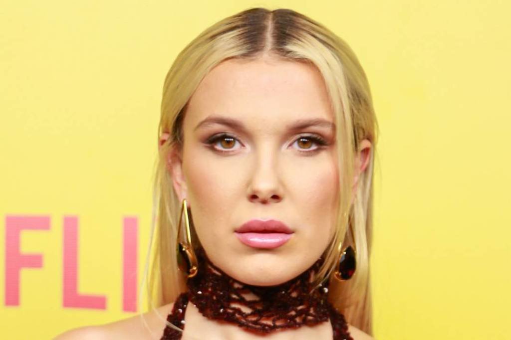 Millie Bobby Brown sobe em trio elétrico com Pabllo Vittar - 14/03/2025 - Celebridades