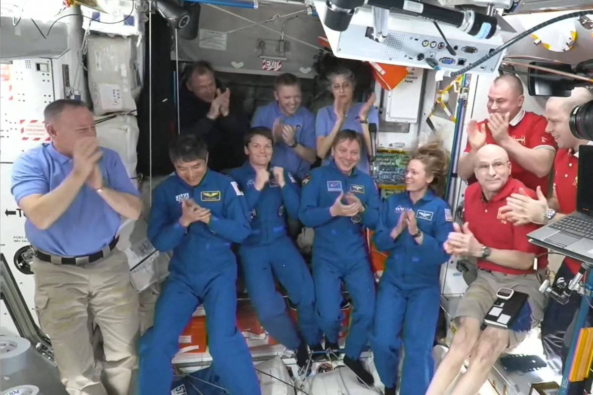Missão que substituirá astronautas 'presos' chega à ISS - 16/03/2025 - Ciência