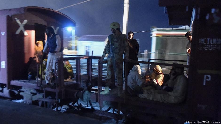 Muitos reféns liberados após ataque de trem do Baluchistão - DW - 12/03/2025