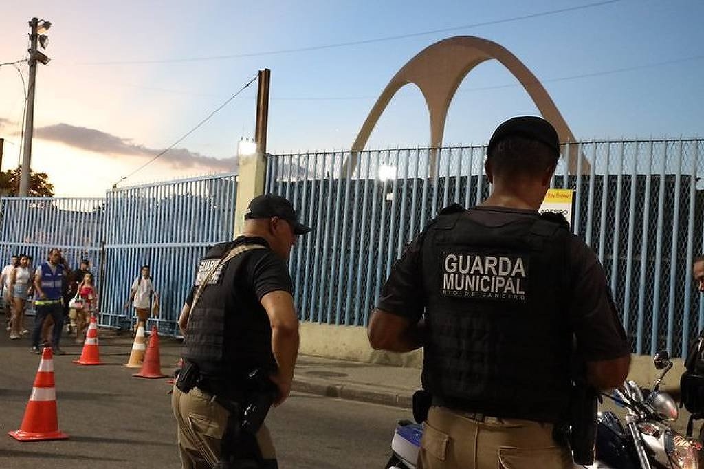 Mulher é detida após morder pessoas no sambódromo do Rio - 05/03/2025 - Cotidiano