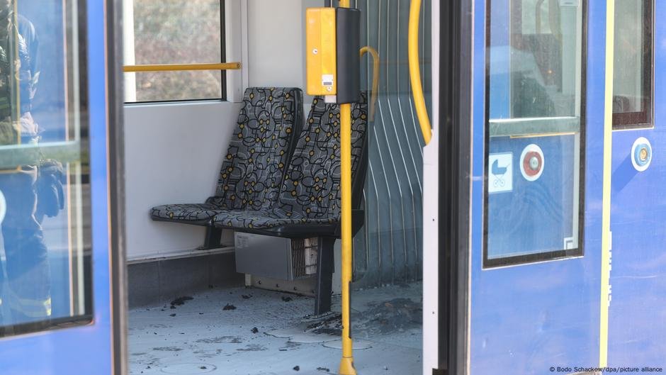 Mulher incendiada por Gera Tram, gravemente ferido - DW - 16/03/2025