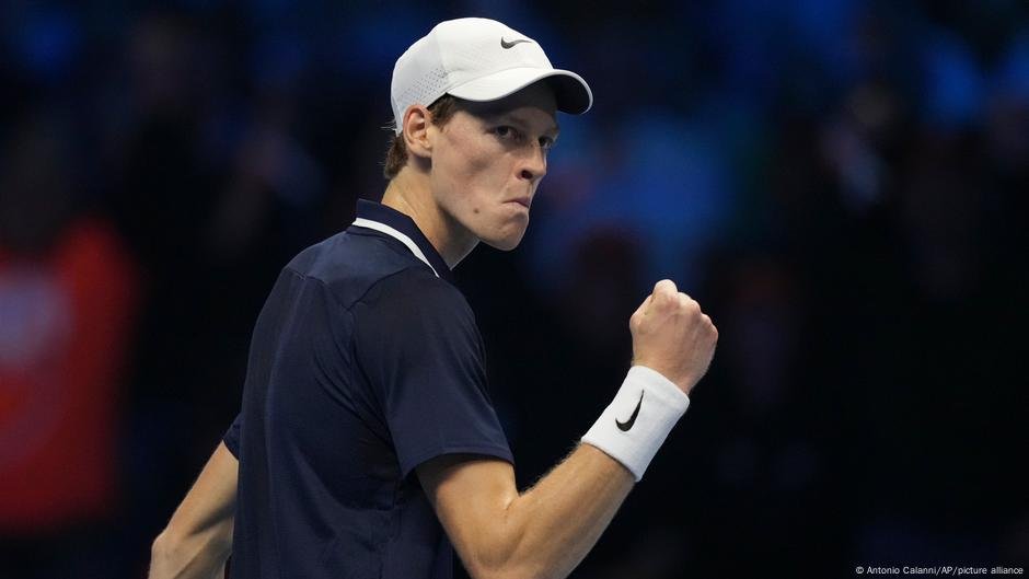 Mundo do tênis em tumulto após a proibição suave de doping de Jannik Sinner - DW - 18/02/2025