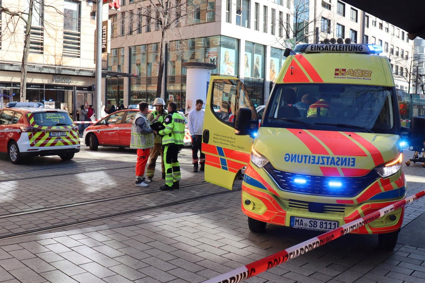 Na Alemanha, uma pessoa morreu em Mannheim depois que um motorista correu na multidão com seu carro
