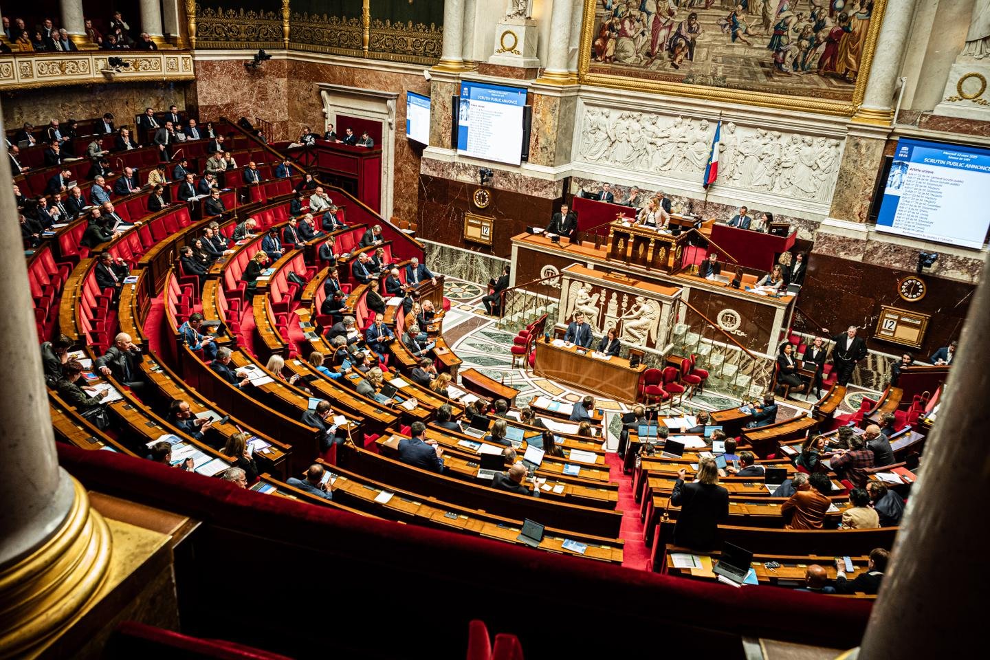Na Assembléia Nacional, os deputados votaram seu apoio à Ucrânia, revelando uma linha de fratura
