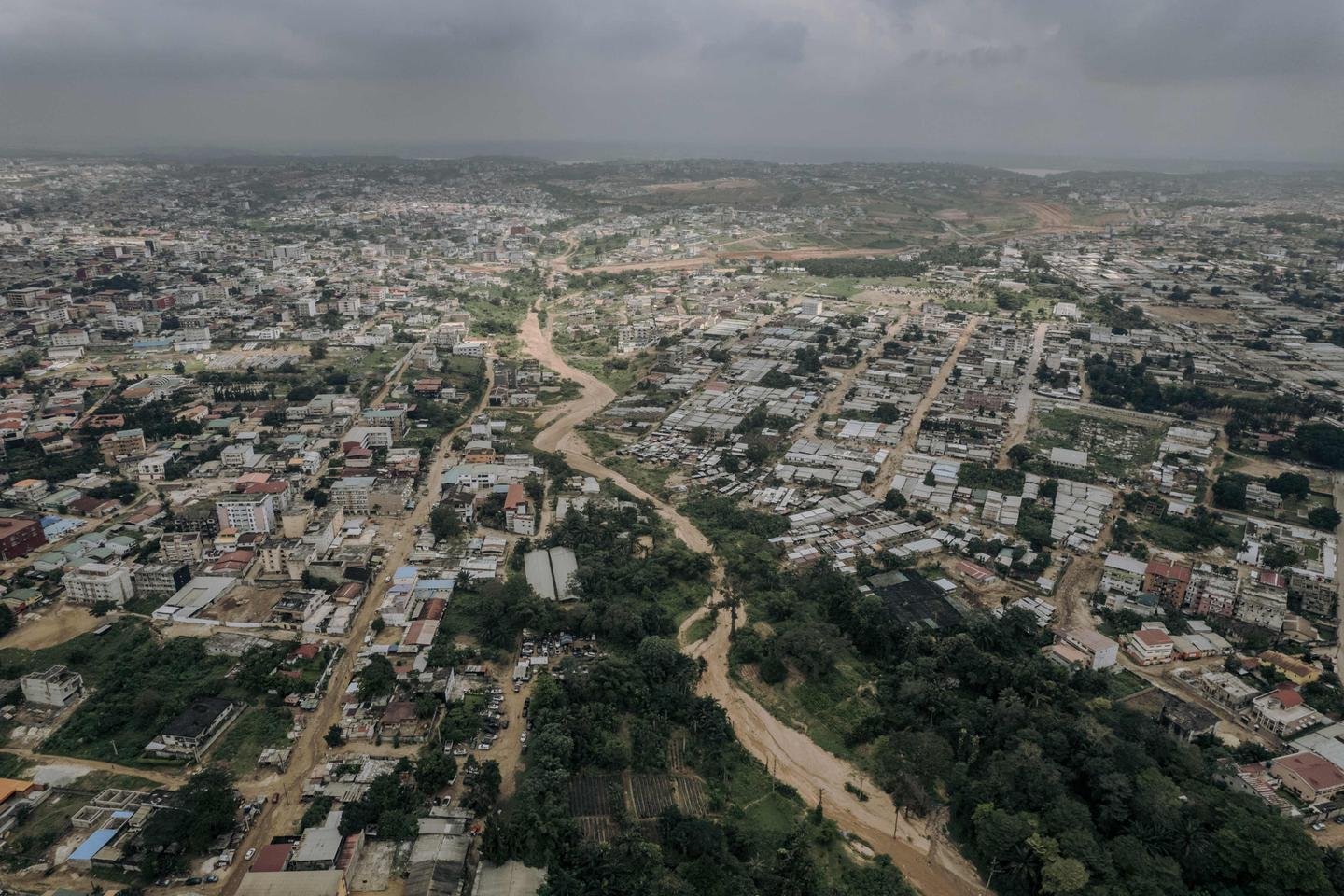 Na Costa do Marfim, os conflitos terrestres contra o pano de fundo da corrupção e brigas de direitos
