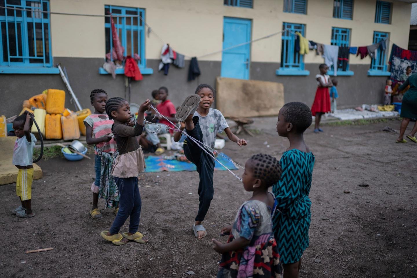 Na DRC oriental em guerra, mais de 375.000 crianças são vítimas de serem recrutadas por grupos armados