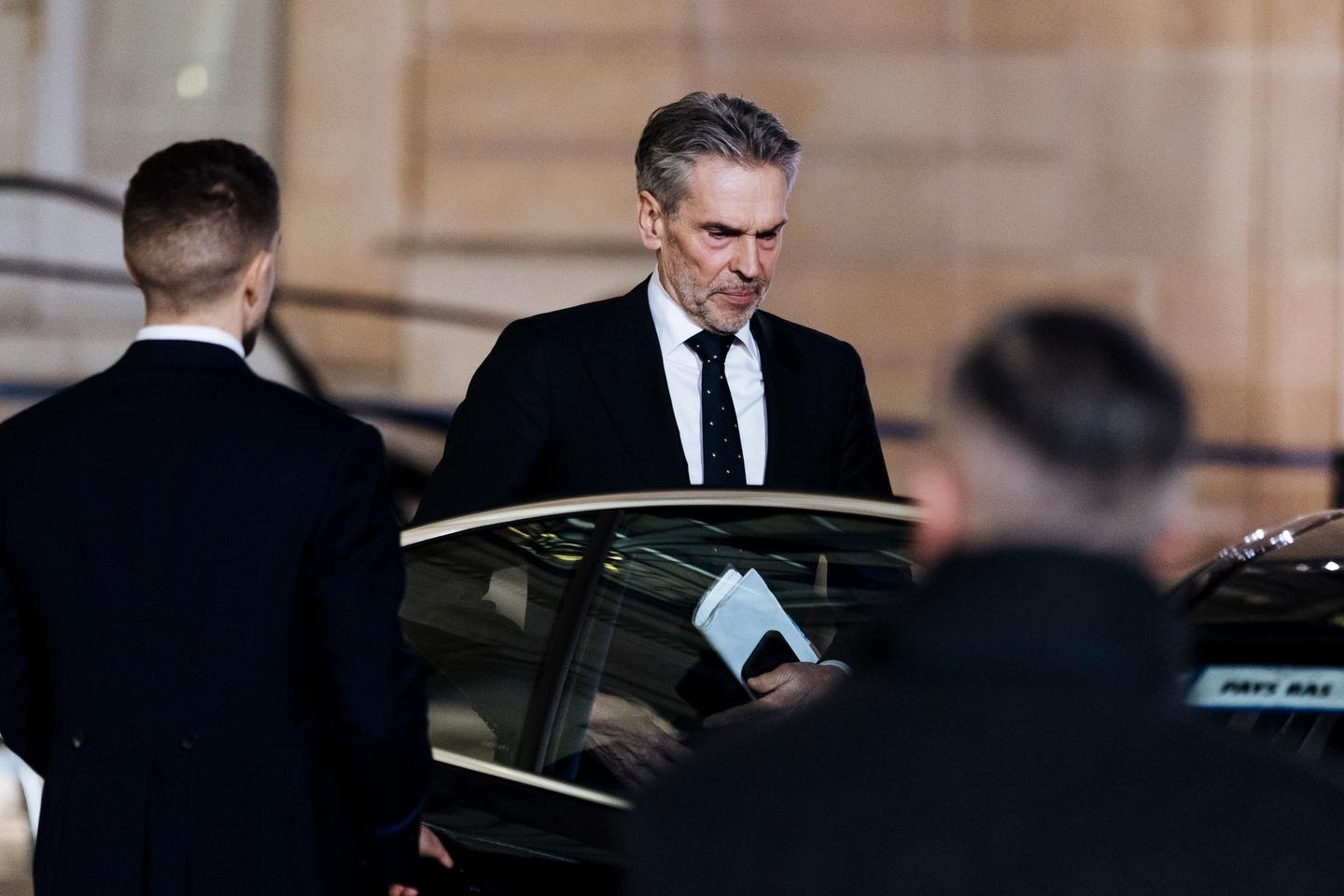 Na Holanda, o Primeiro Ministro é deserdado após seu apoio ao plano de rearmamento europeu