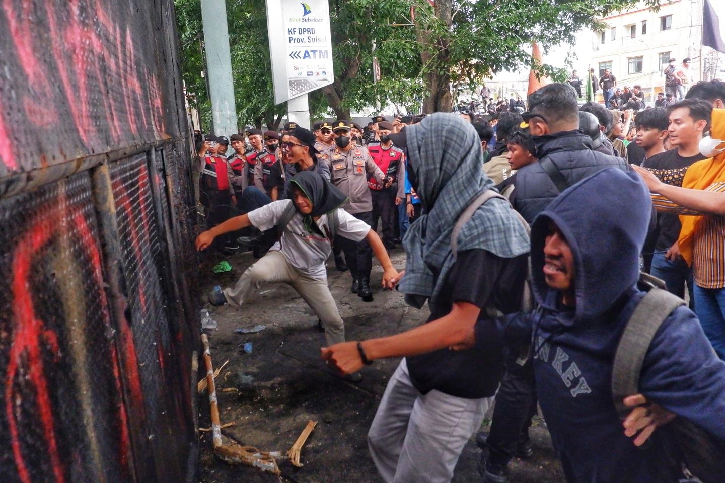 Na Indonésia, as escolhas orçamentárias do presidente Prabowo sofrem