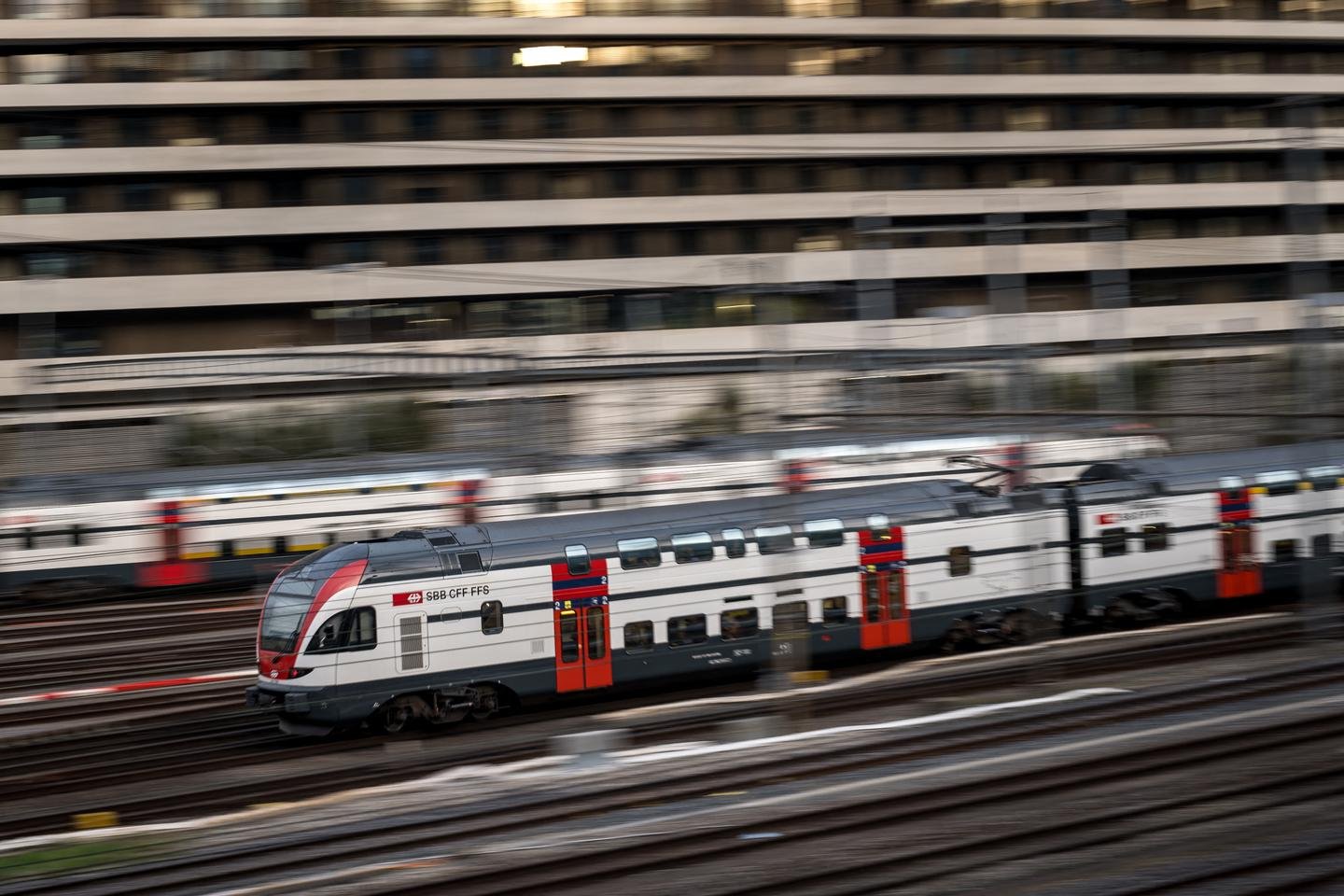 Na Suíça, os trens dirigem mais lentamente no oeste
