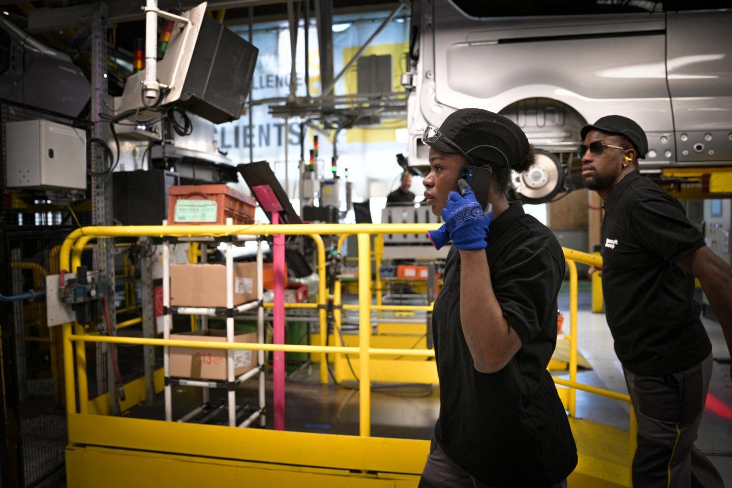 Na fábrica da Renault, em Sandouville, um "carrinho" de trabalhadores temporários no cenário de ordens e padrões europeus