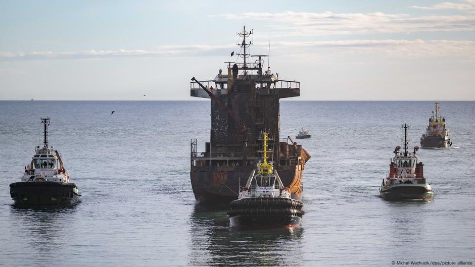 Navio de carga danificado rebocado para a Escócia - DW - 28/03/2025