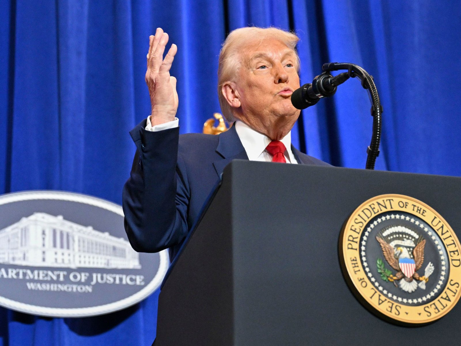 No discurso do Departamento de Justiça, Donald Trump ameaça os oponentes com a prisão | Donald Trump News