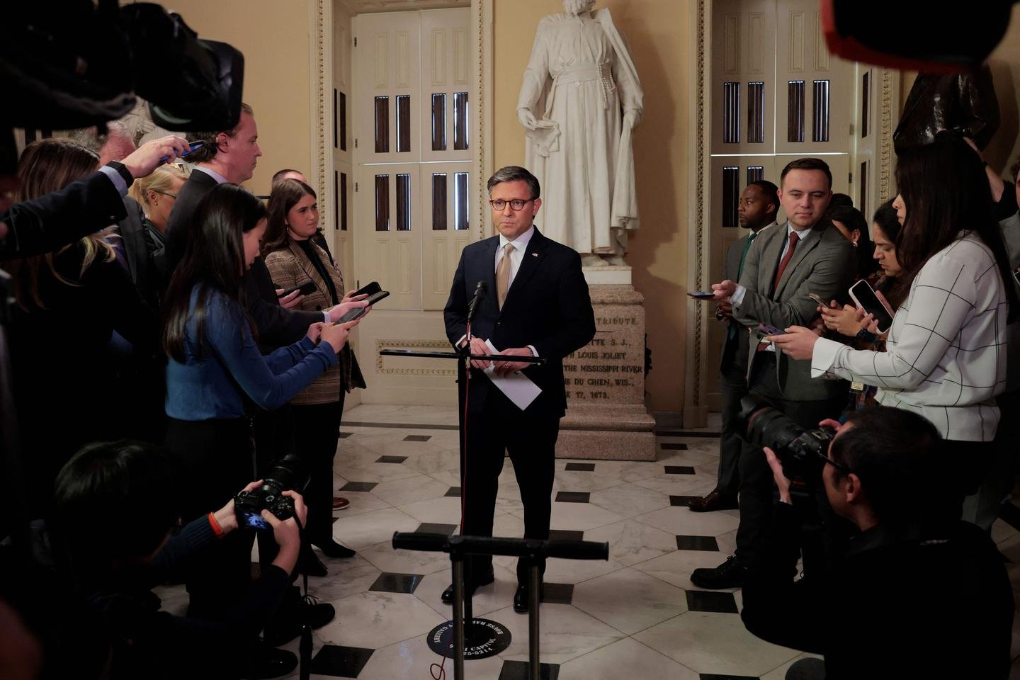 Nos Estados Unidos, a Câmara dos Deputados evita o desligamento