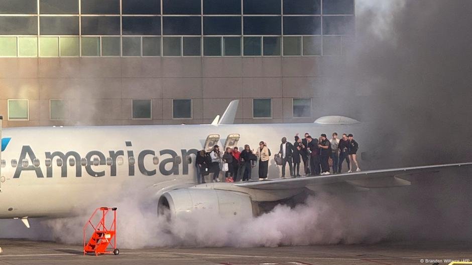 O American Airlines Engine pega fogo na pista em Denver - DW - 14/03/2025