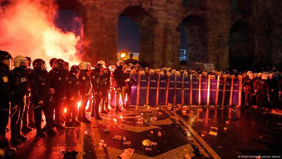 O Erdogan da Turquia diz que não cederá 'em meio a protestos - DW - 21/03/2025
