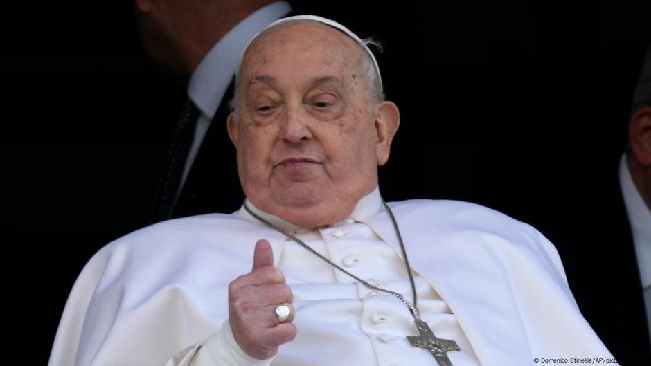 O Papa Francisco libertado do hospital após uma doença de uma semana-DW-23/03/2025