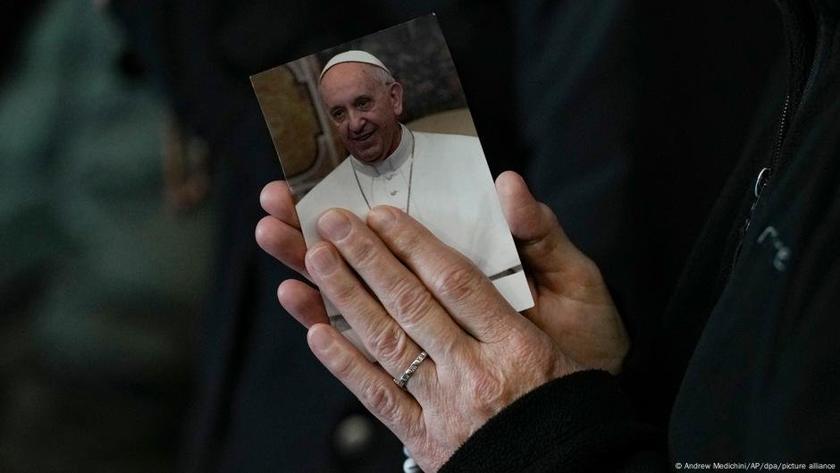 O Papa Francisco mostrando 'boa resposta' ao tratamento - Vaticano - DW - 03/10/2025