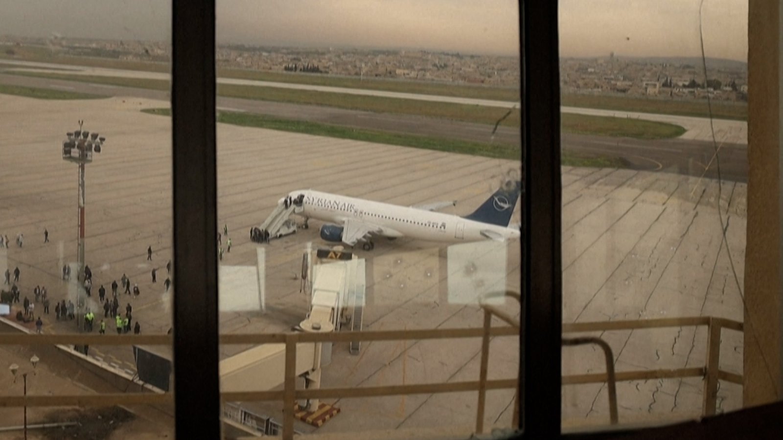 O aeroporto de Aleppo é reaberto pela primeira vez desde a expulsão de Assad