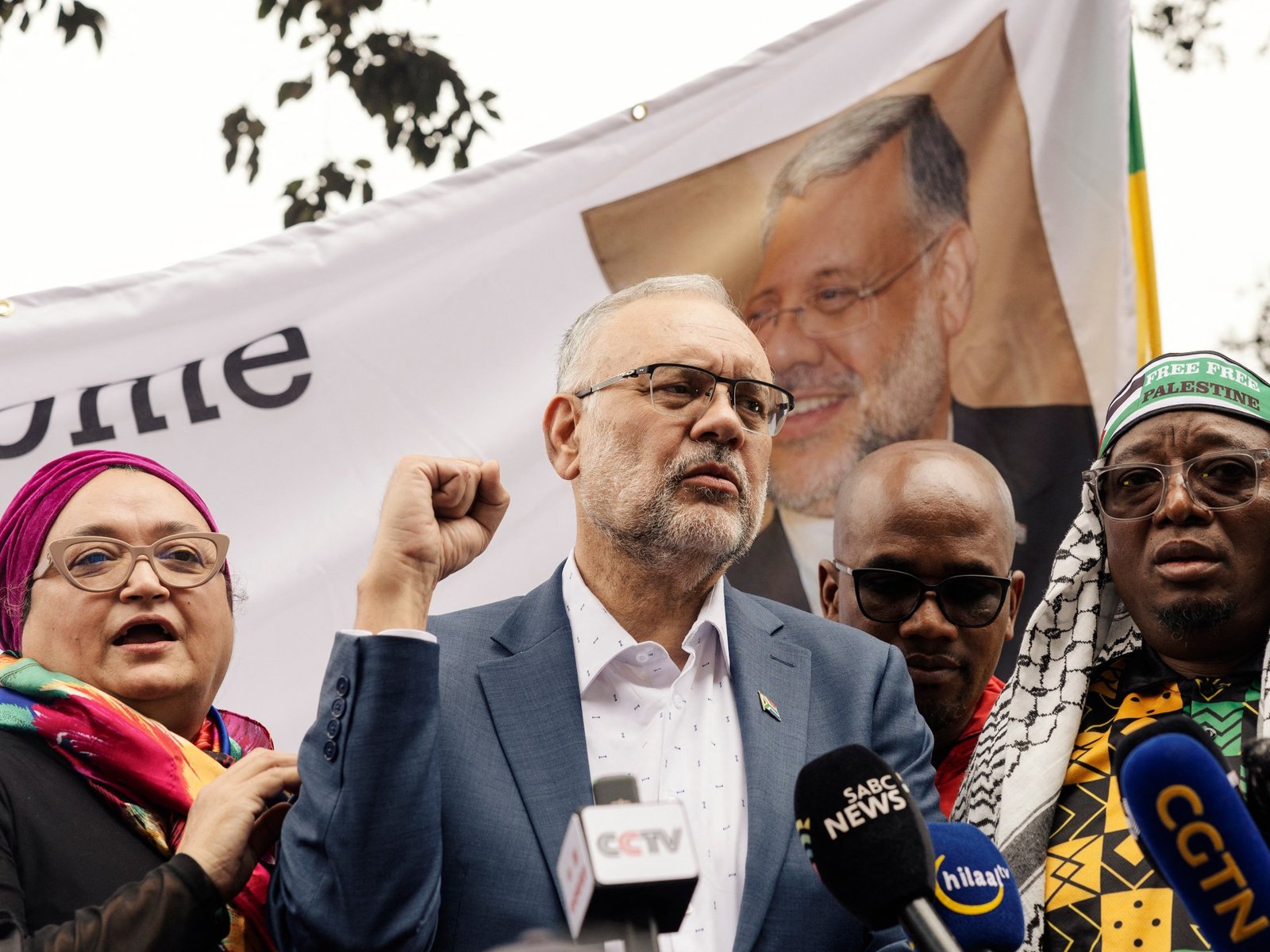 O embaixador sul -africano expulso por Trump recebe as boas -vindas do herói em casa | Notícias da política