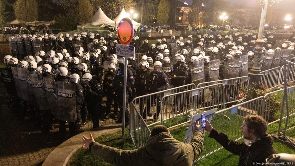 O governo sérvio nega o uso de 'Sonic Arma' em protesto - DW - 17/03/2025