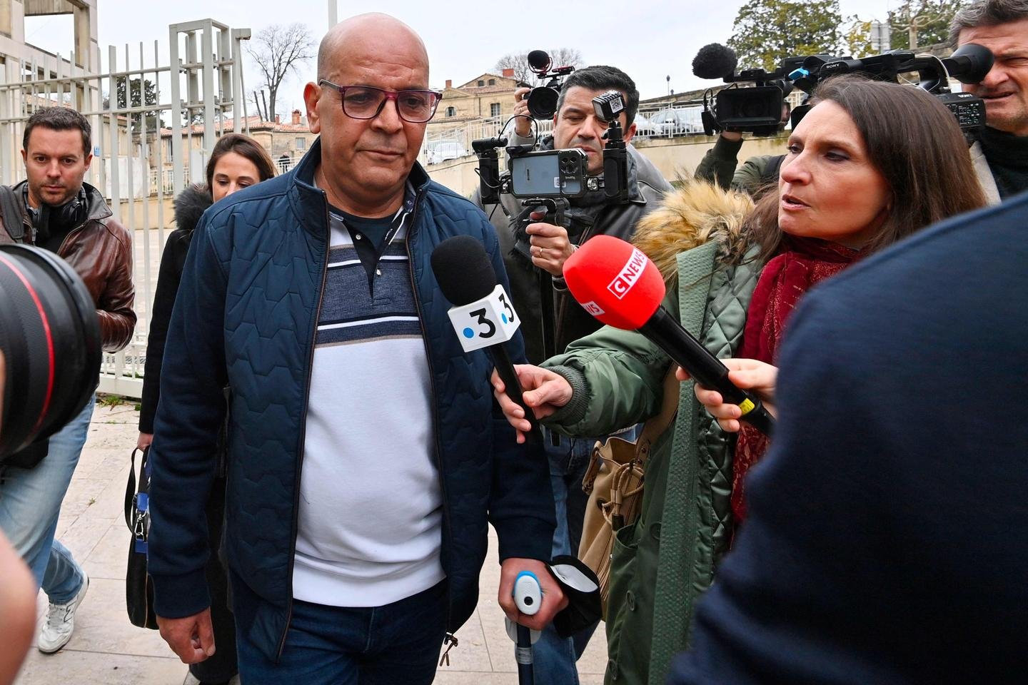 O influenciador argelino "Doualene", no centro de tensões entre Paris e Argel, condenado a cinco meses de sentença de prisão