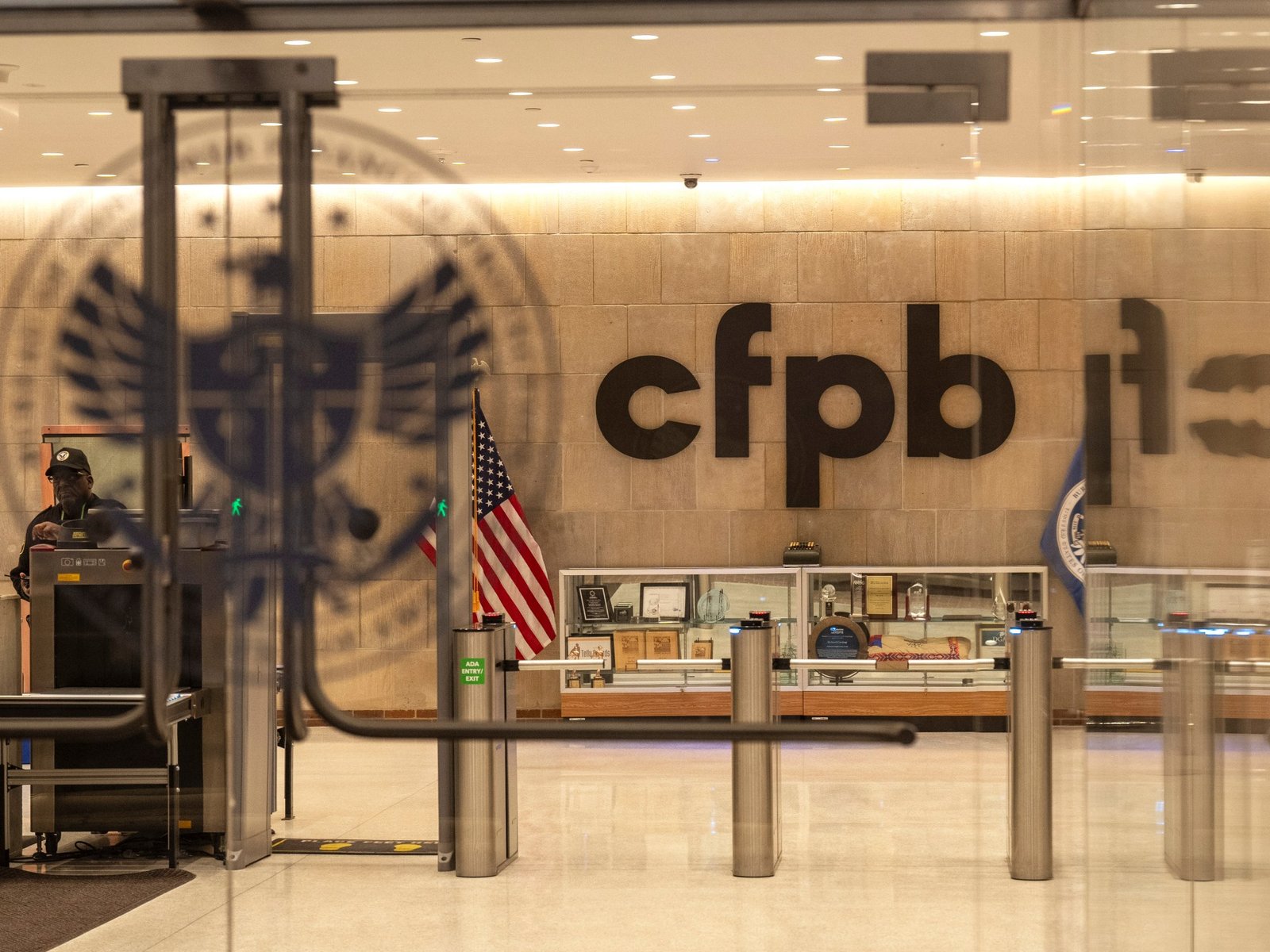 O juiz bloqueia o esforço de Trump para fechar o Departamento de Proteção Financeira do Consumidor | Donald Trump News